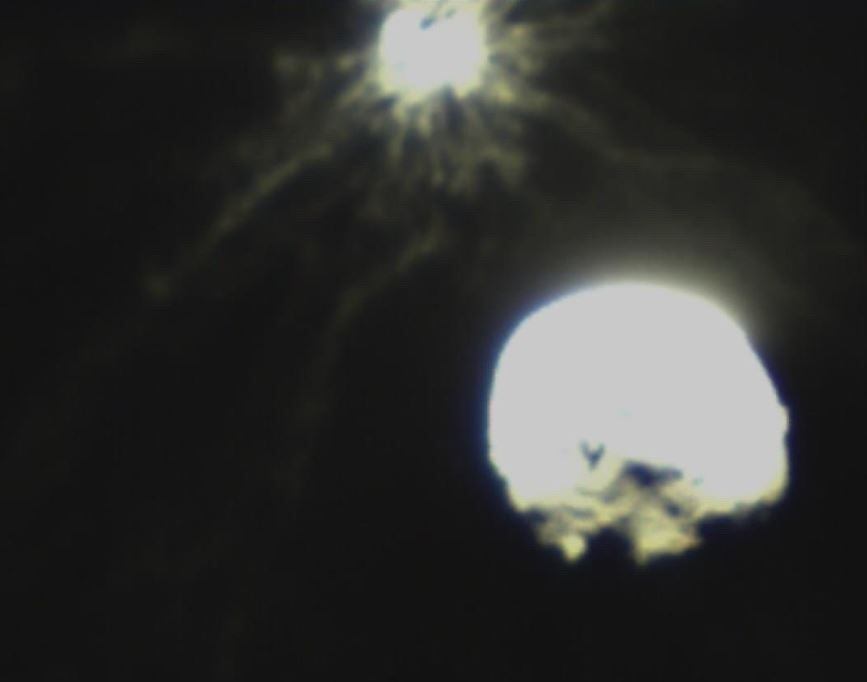 Dimorphos aparece arriba expulsando escombros tras el impacto de la nave DART.