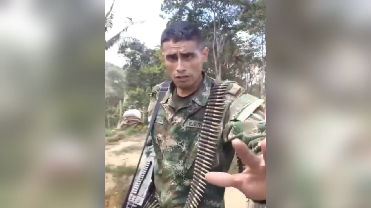 El soldado intentó mediar la situación.
