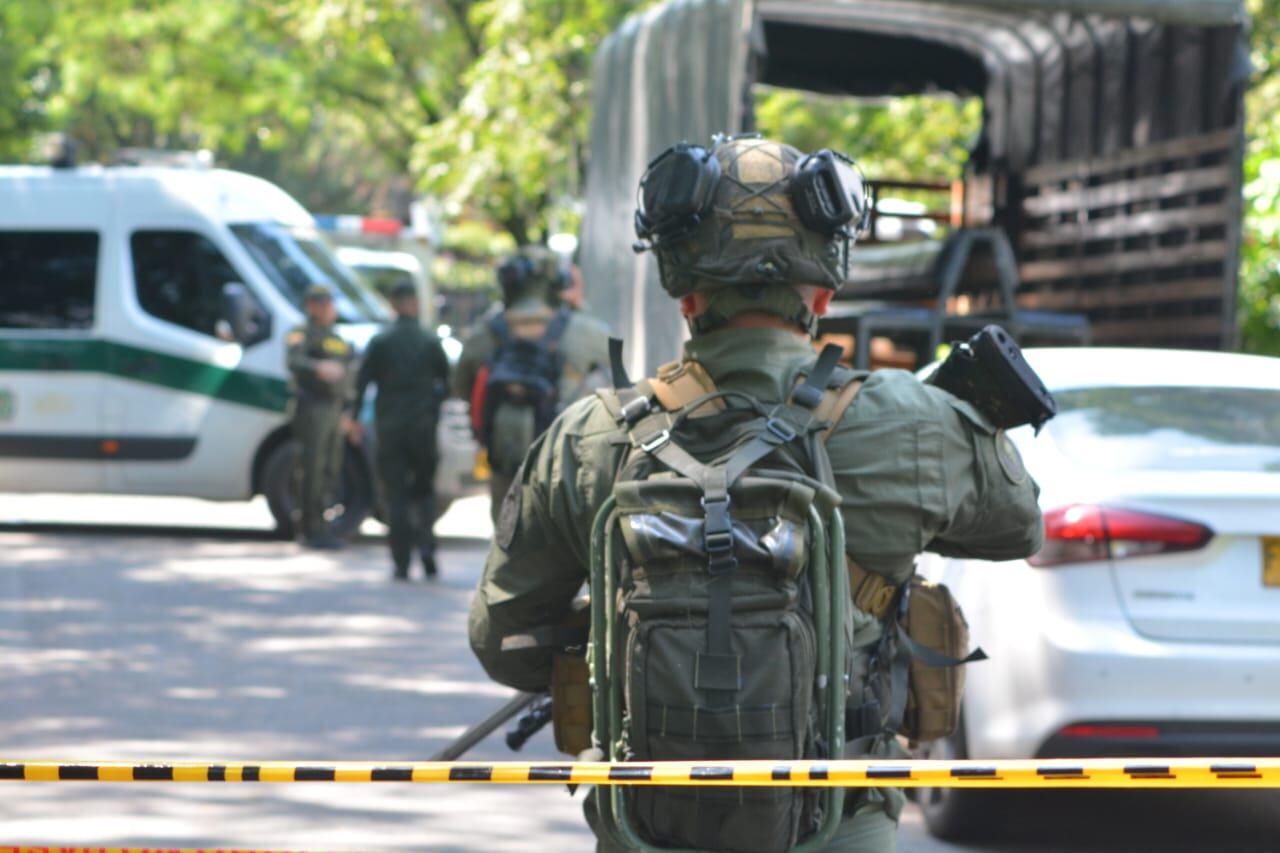 Autoridades hacen el levantamiento de restos humanos y demás labores en el lugar del atentado con motobomba en Jamundí, este 7 de diciembre de 2024.