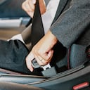 Saber a qué velocidad iba un auto al tener un accidente, si sus ocupantes llevaban cinturón o la intensidad del frenado son beneficios de las cajas negras