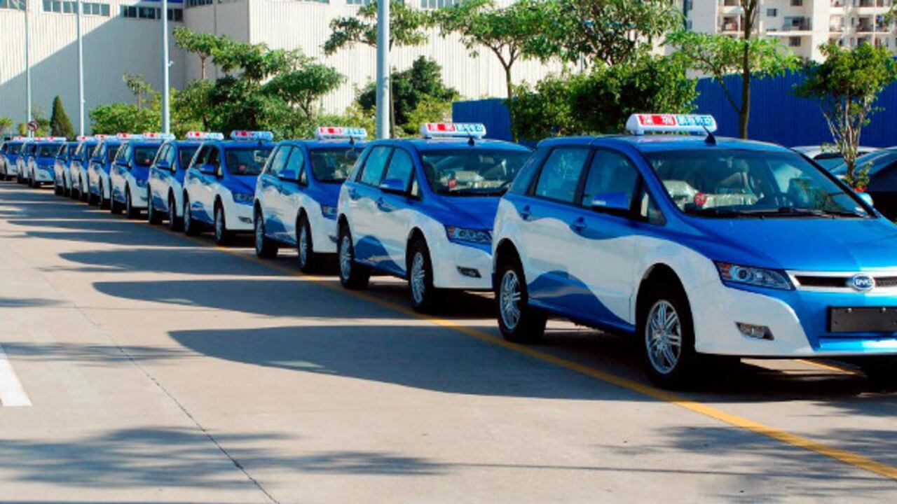 Esta foto, tomada de la cuenta de Facebook de la marca BYD, presenta los taxis eléctricos que operarán próximamente en Bogotá.
