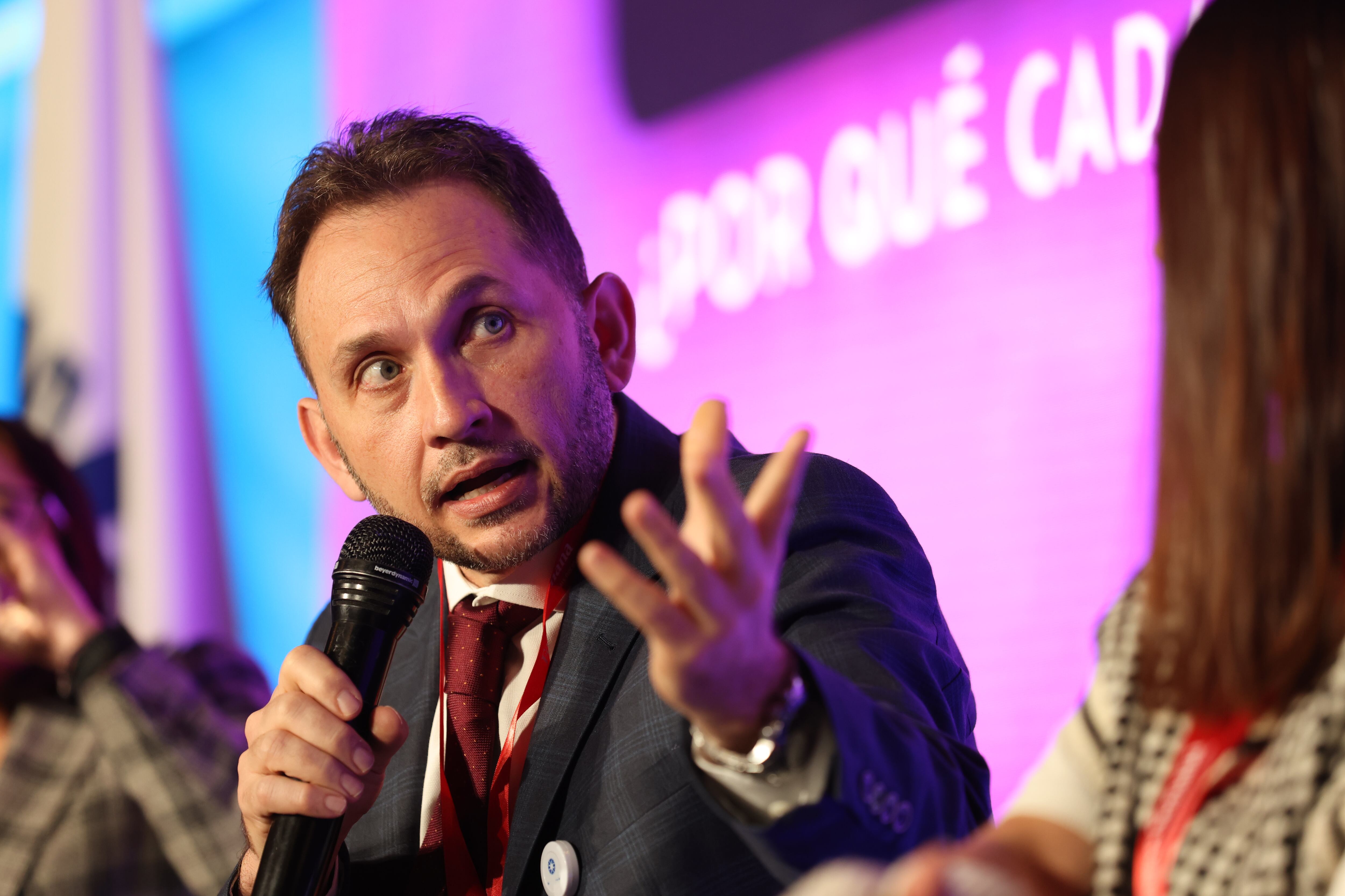 Foro Cáncer hoy, retos y futuro  Miércoles, 18 de marzo de 2026  Fundación Santa Fe de Bogotá

CONVERSATORIO GENERACIONAL | ¿Por qué cada vez más jóvenes tienen cáncer? 

●	Dra. Alejandra Cañas 
Médica internista, especialista en neumología del Hospital Universitario San Ignacio
●	Dr. Anwar Medellín 
Jefe de sección Cirugía Colon y Recto de la Fundación Santa Fe de Bogotá
●	Johana Rojas      
Diseñadora de modas, empresaria e influencer colombiana
●	Dr. Óscar González 
Hematooncólogo y pediatra de la Fundación Santa Fe de Bogotá

Modera: Dr. Gabriel Herrera 
Jefe del Departamento de Cirugía de la Fundación Santa Fe de Bogotá