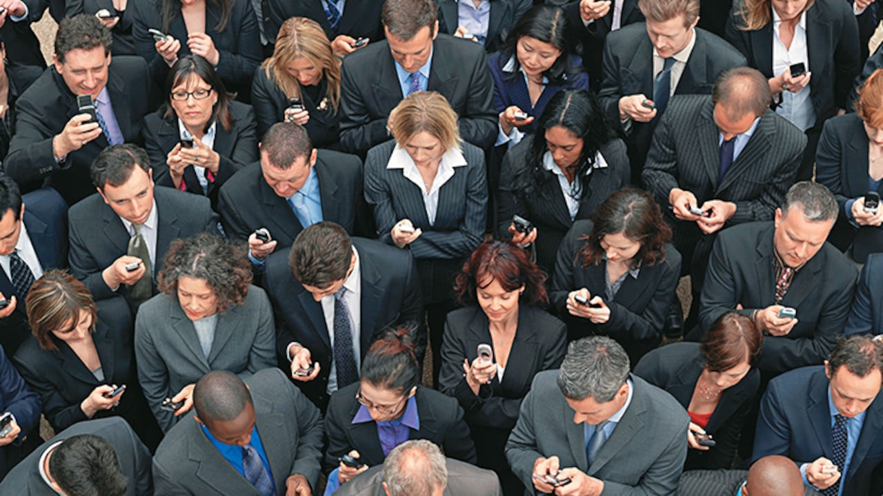 Larry Rosen afirma que la atracción por este aparato es tan fuerte porque no se trata de un simple teléfono celular sino de un computador miniatura, con el cual la gente puede conectarse con un vasto mundo virtual.
