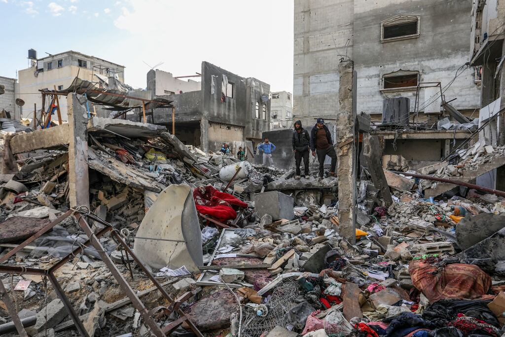 KHAN YUNIS, GAZA - MARCH 18: Palestinians are among the rubbles of their houses in Khan Yunis, Gaza, where Israeli army violated the ceasefire and continued its attacks, resulting in the death of at least 322 people, on March 18, 2025. (Photo by Abed Rahim Khatib/Anadolu via Getty Images)