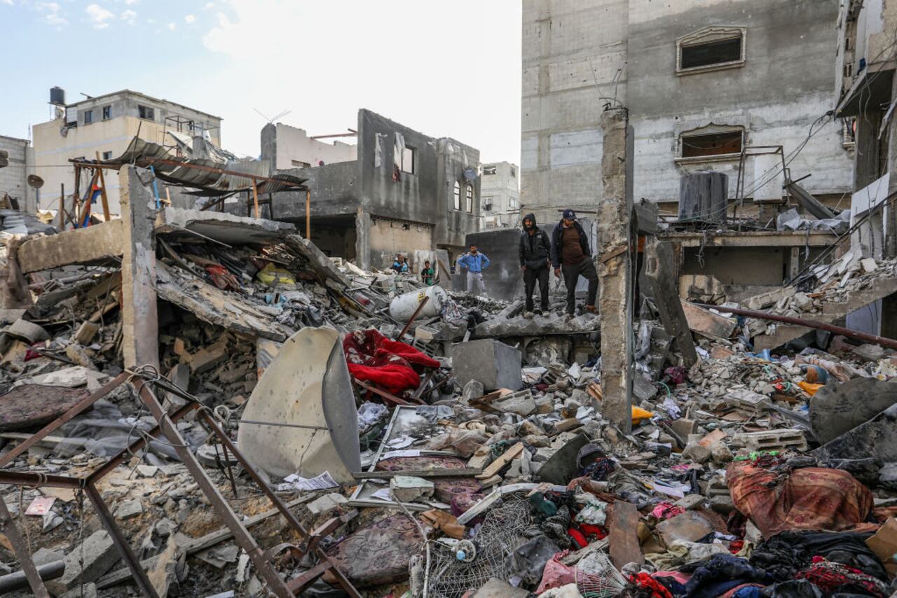 KHAN YUNIS, GAZA - MARCH 18: Palestinians are among the rubbles of their houses in Khan Yunis, Gaza, where Israeli army violated the ceasefire and continued its attacks, resulting in the death of at least 322 people, on March 18, 2025. (Photo by Abed Rahim Khatib/Anadolu via Getty Images)