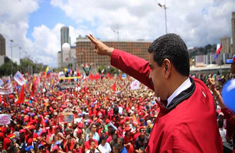 El presidente Nicolás Maduro ha hecho un llamado a la concentración oficialista, y ha acusado al Parlamento de planificar un Golpe de Estado.