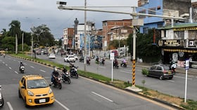 Cali: Instalación de nuevas cámaras de fotomultas en las diferentes vías de la ciudad. Foto José L. Guzmán