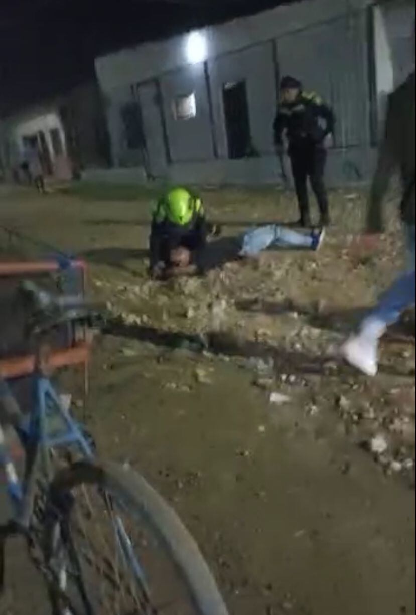 Agresor resultó herido porque el policía disparó con su arma de dotación.