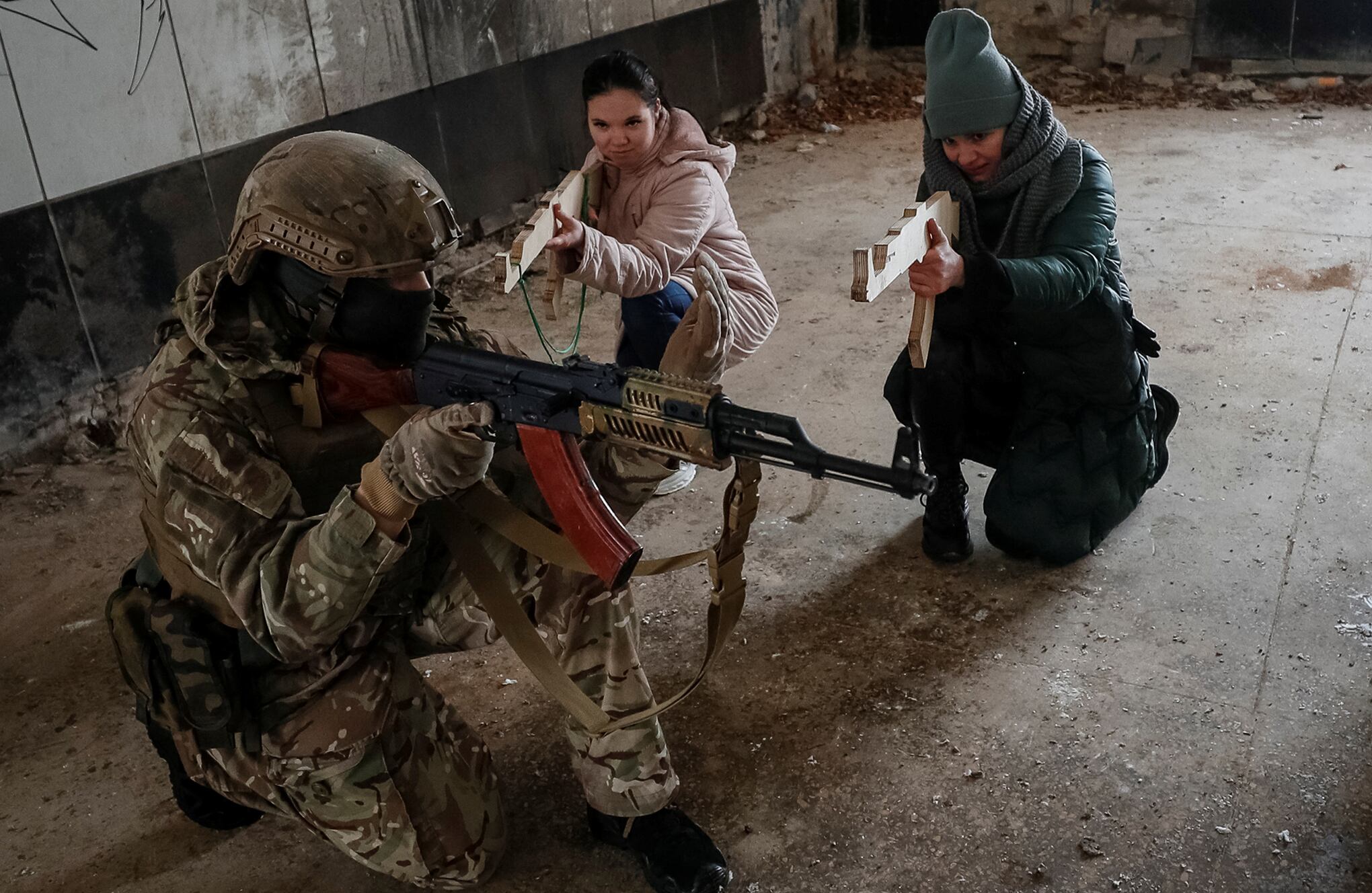 civiles ucranianos entrenan en caso de combate con Rusia