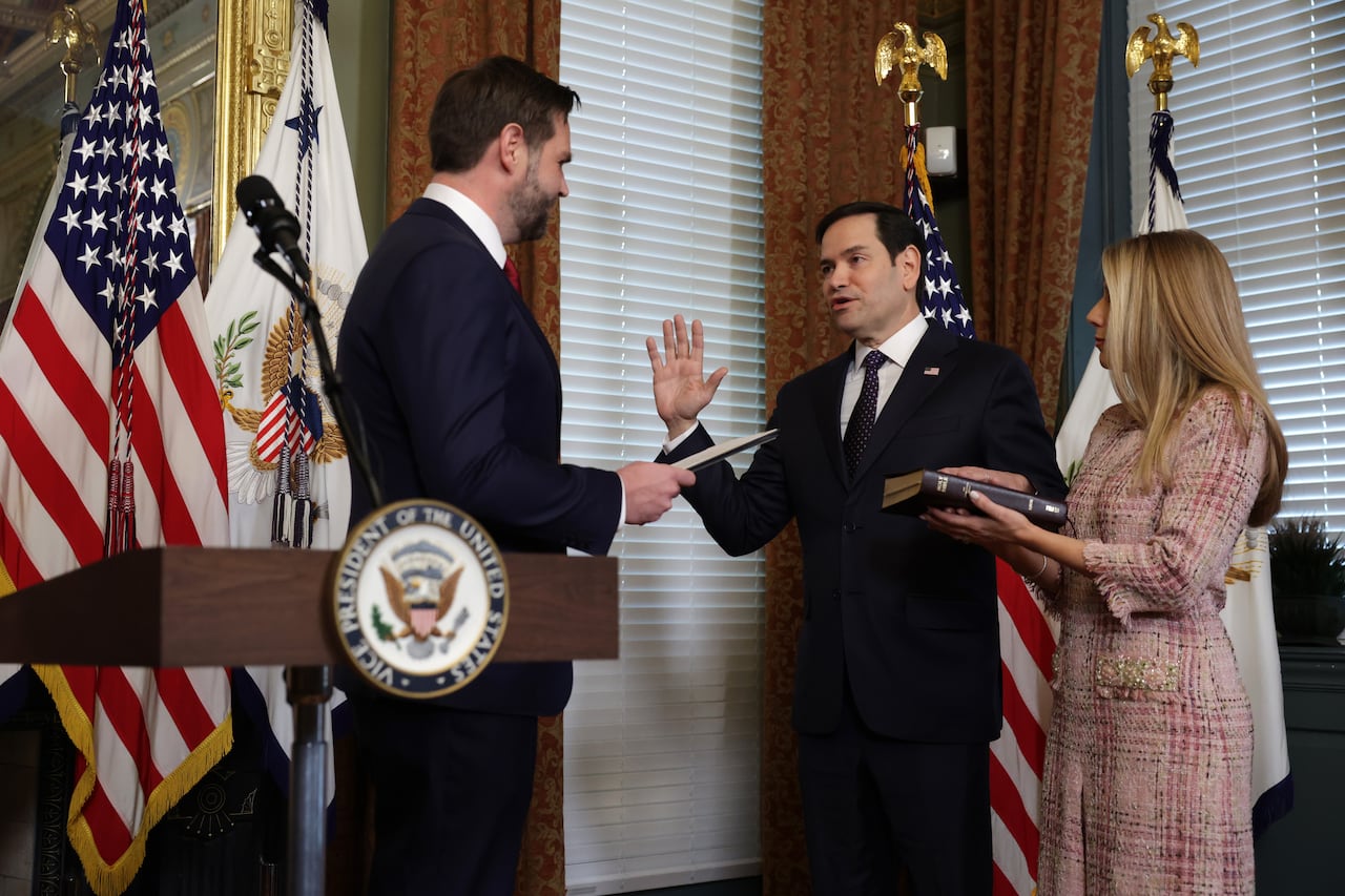 El ex senador estadounidense Marco Rubio (R-FL) (2do. Izq.) presta juramento ante el vicepresidente J.D. Vance (L) mientras su esposa Jeanette Dousdebes Rubio (R) mira durante una ceremonia de juramento en La oficina ceremonial del vicepresidente en el edificio de oficinas ejecutivas de Eisenhower el 21 de enero de 2025 en Washington, DC.
