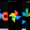 Logo de la aplicación Google Fotos sobrepuesta en el teléfono celular.
