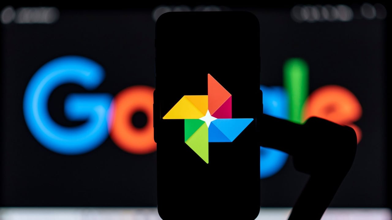 Logo de la aplicación Google Fotos sobrepuesta en el teléfono celular.