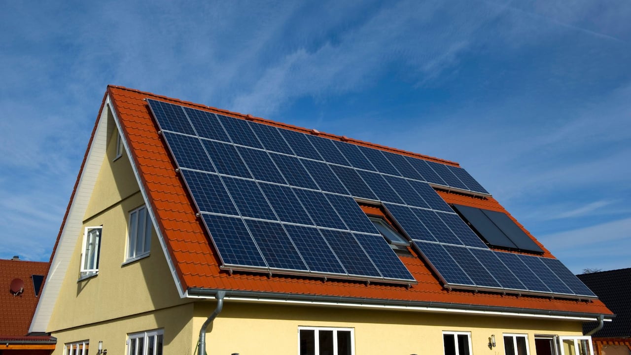 Los paneles captan la luz del sol y la convierten en electricidad mediante el efecto fotovoltaico.