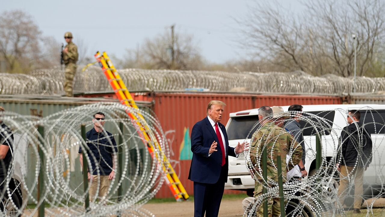 Trump pasó gran parte de su mandato entre 2017 y 2021 ofreciendo completar un muro a lo largo de la frontera con México, del cual solo se construyó una pequeña parte. (AP Photo/Eric Gay)