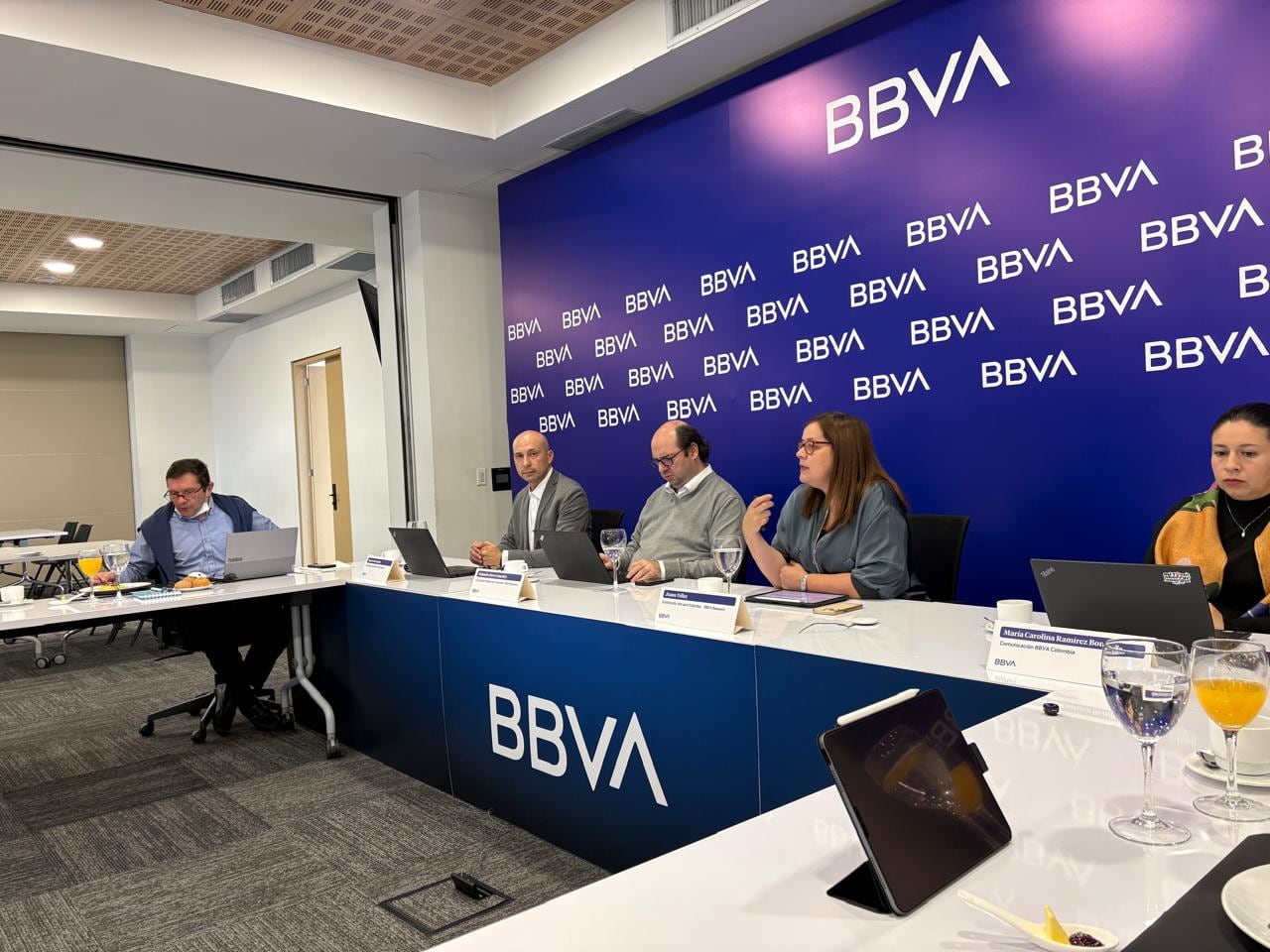Juana Téllez, Alejandro Reyes y Mauricio Hernández en la rueda de prensa presentando el informe de proyecciones económicas para Colombia y el mundo.