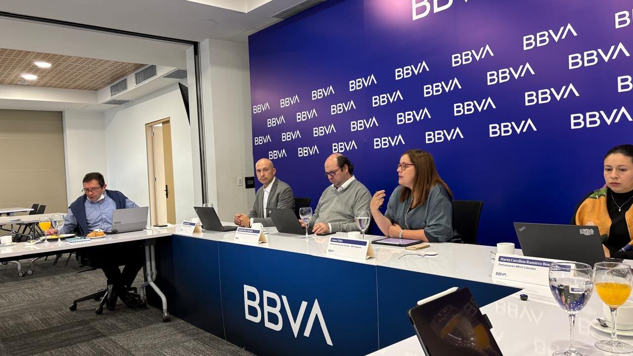 Juana Téllez, Alejandro Reyes y Mauricio Hernández en la rueda de prensa presentando el informe de proyecciones económicas para Colombia y el mundo.