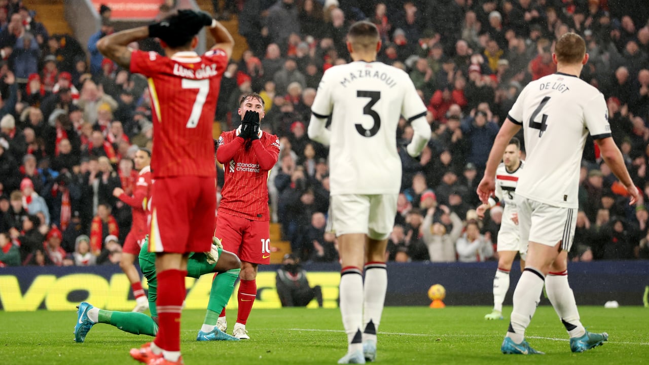 Liverpool se lamenta de una acción en el clásico con Manchester United