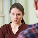 La soltería prolongada durante la adultez emergente se asocia con riesgos relevantes para la satisfacción con la vida y la salud emocional, según estudio.
