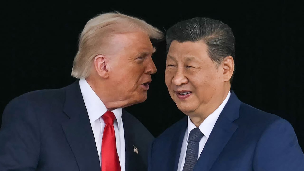 El presidente estadounidense Donald Trump (izquierda) conversa con el presidente chino Xi Jinping mientras se dan la mano tras su reunión en la base aérea de Gimhae, ubicada junto al aeropuerto internacional de Gimhae en Busan, el 30 de octubre de 2025.