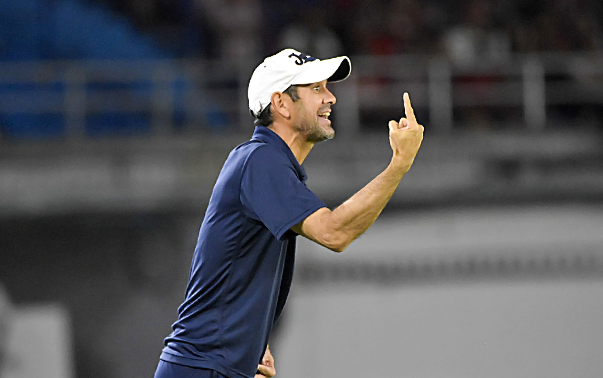 BARRANQUILLA - COLOMBIA, 01-12-2021:Arturo Reyes director técnico del Atlético Junior  gesticula durante partido por la fecha 22 de la clausura de los cuadrangulares entre Atlético Junior  y Deportivo Cali como parte de la Liga BetPlay DIMAYOR II 2021 jugado en el estadio Meropolitano Roberto Meléndez de la ciudad de Barranquilla. / Arturo Reyes coach of Atlético Junior gestures during the match for the date 22 of the closing of the home runs between Atlético Junior and Deportivo Cali as part of the BetPlay League DIMAYOR II 2021 played at the Roberto Meléndez Meropolitano stadium in the city of Barranquilla. Photo: VizzorImage / Jairo Cassiani / Contribuidor