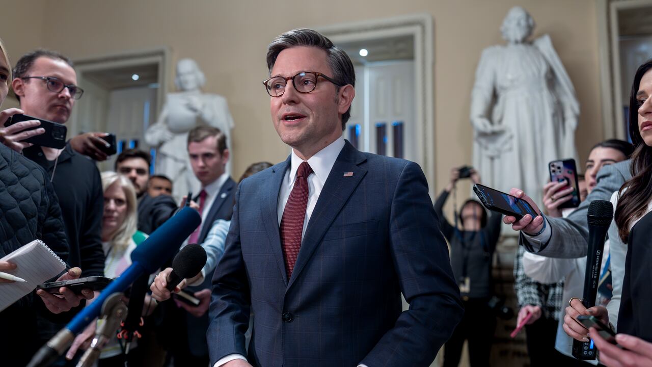 El presidente de la Cámara, Mike Johnson, republicano por Luisiana, habla con los periodistas justo después de que la Cámara votara para aprobar 95 mil millones de dólares en ayuda exterior para Ucrania, Israel y otros aliados de Estados Unidos, en el Capitolio de Washington, el sábado 20 de abril de 2024.