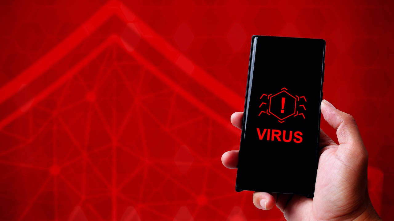 El celular suele mostrar comportamientos extraños si una aplicación descargada trae un virus, lo que facilita su detección.