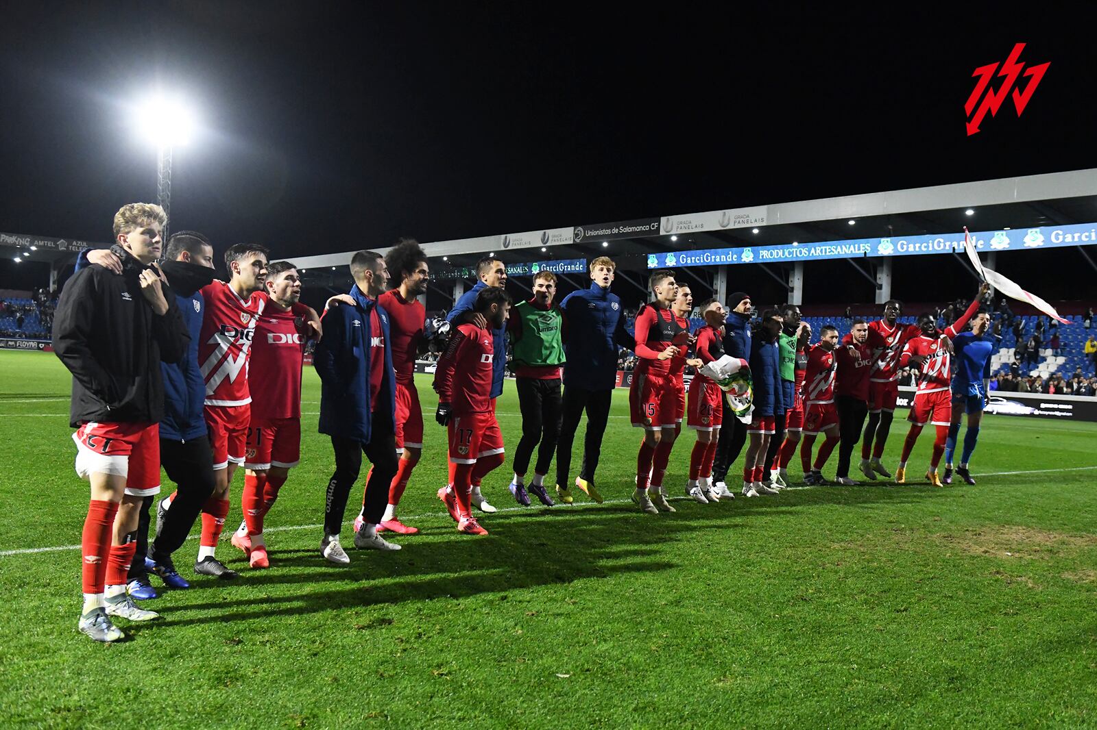 Plantel del Rayo Vallecano con James (izquierda) celebra en Copa del Rey