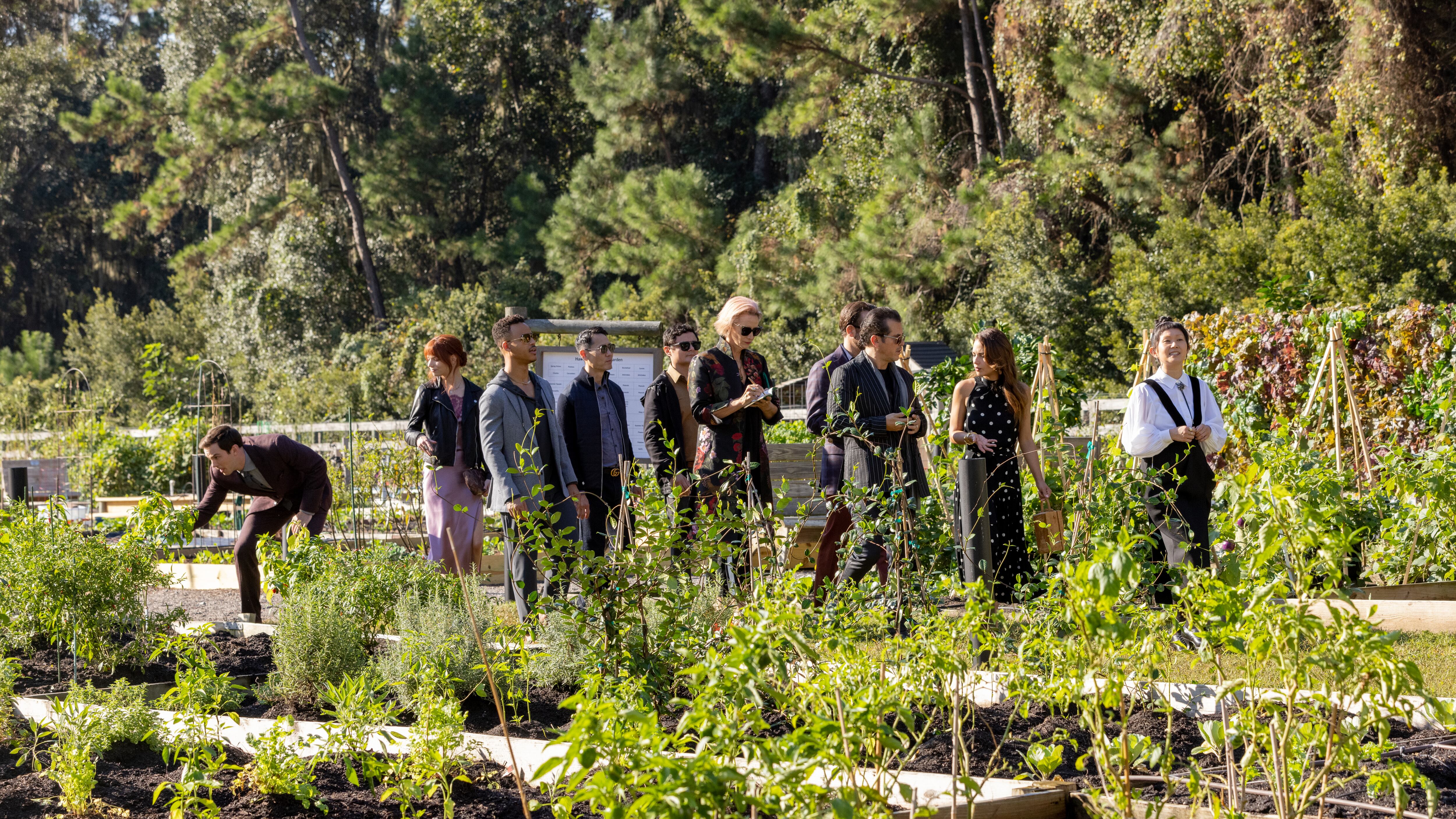 The cast of  the film THE MENU. Photo by Eric Zachanowich. Courtesy of Searchlight Pictures. © 2022 20th Century Studios All Rights Reserved