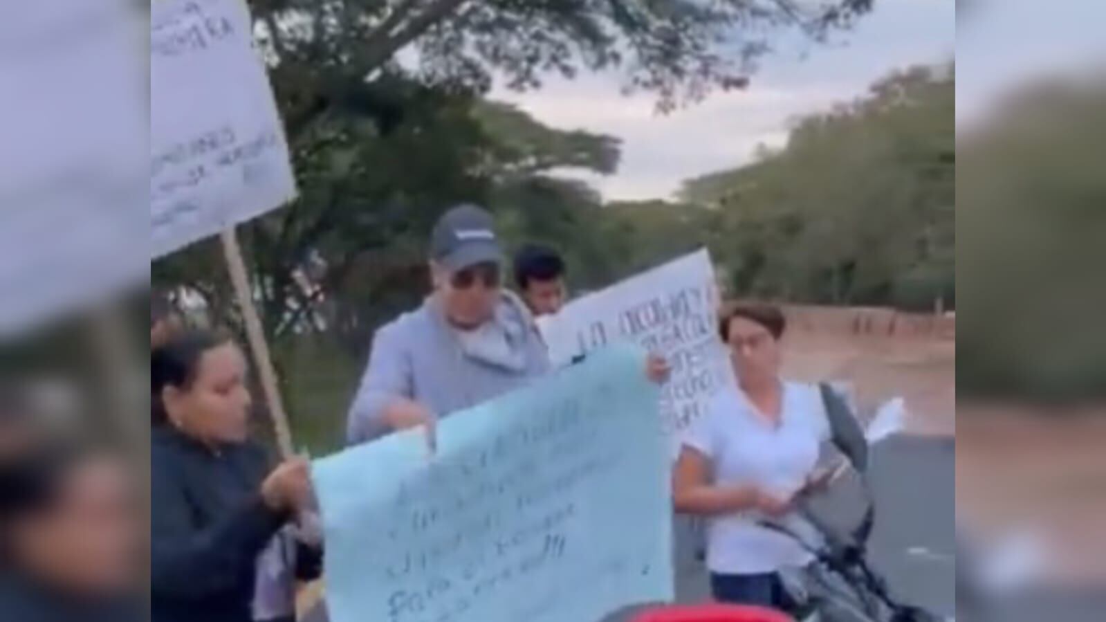 Varias familias cerraron la vía Cali-Palmira para exigir entrega de proyecto de vivienda que debía finalizar hace 5 años.