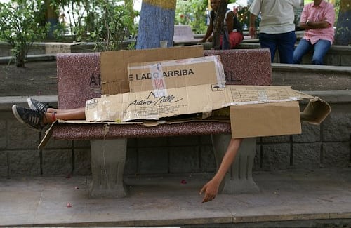 Moda casual / Profesional

"En Riohacha hay poca población indigente. Por eso me impresionó este niño en la plaza Padilla, protegido solamente por una caja de cartón con el sello de una empresa muy reconocida de la moda". 
