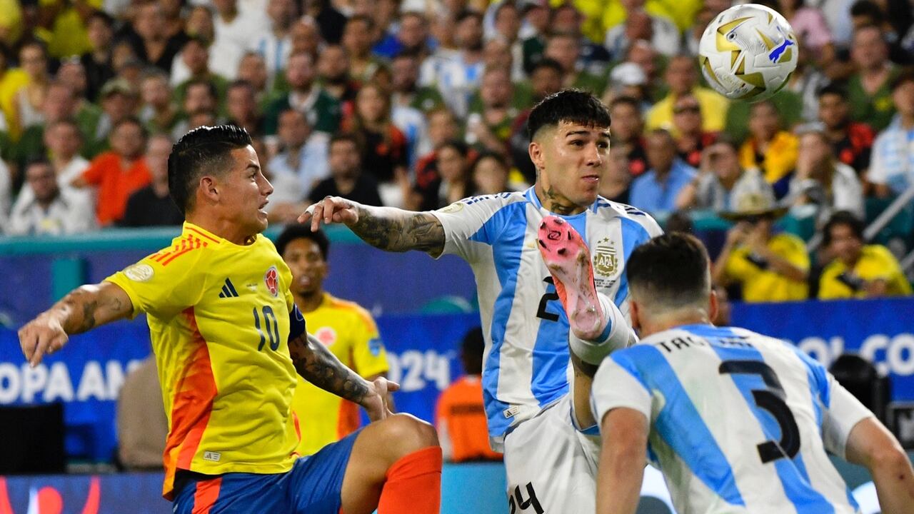 James Rodríguez y Enzo Fernández durante la final de la Copa América 2024.