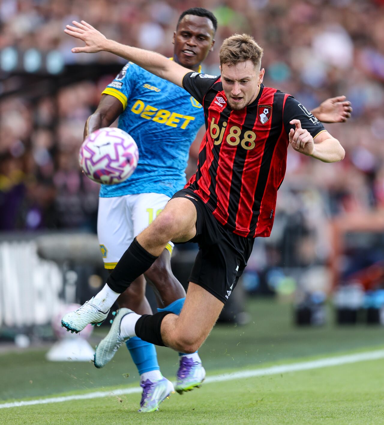 Jhon Arias en el Bournemouth vs. Wolverhampton por la segunda fecha de la Premier League 2025-2026.