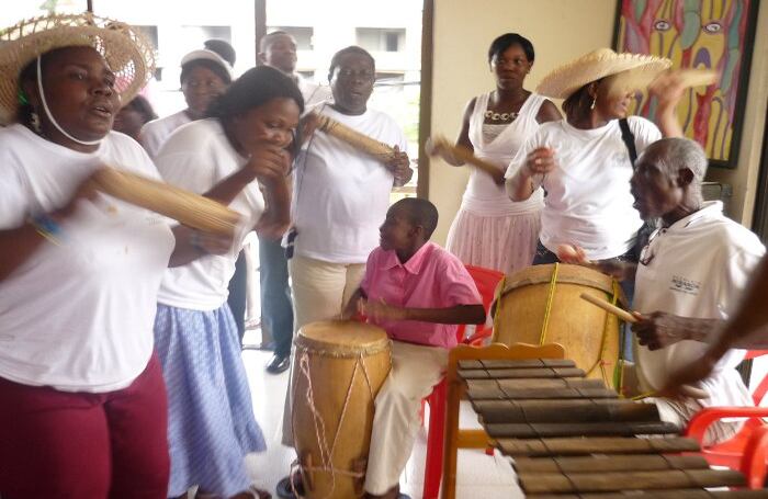 La marimba de chonta reune a grandes y chicos.