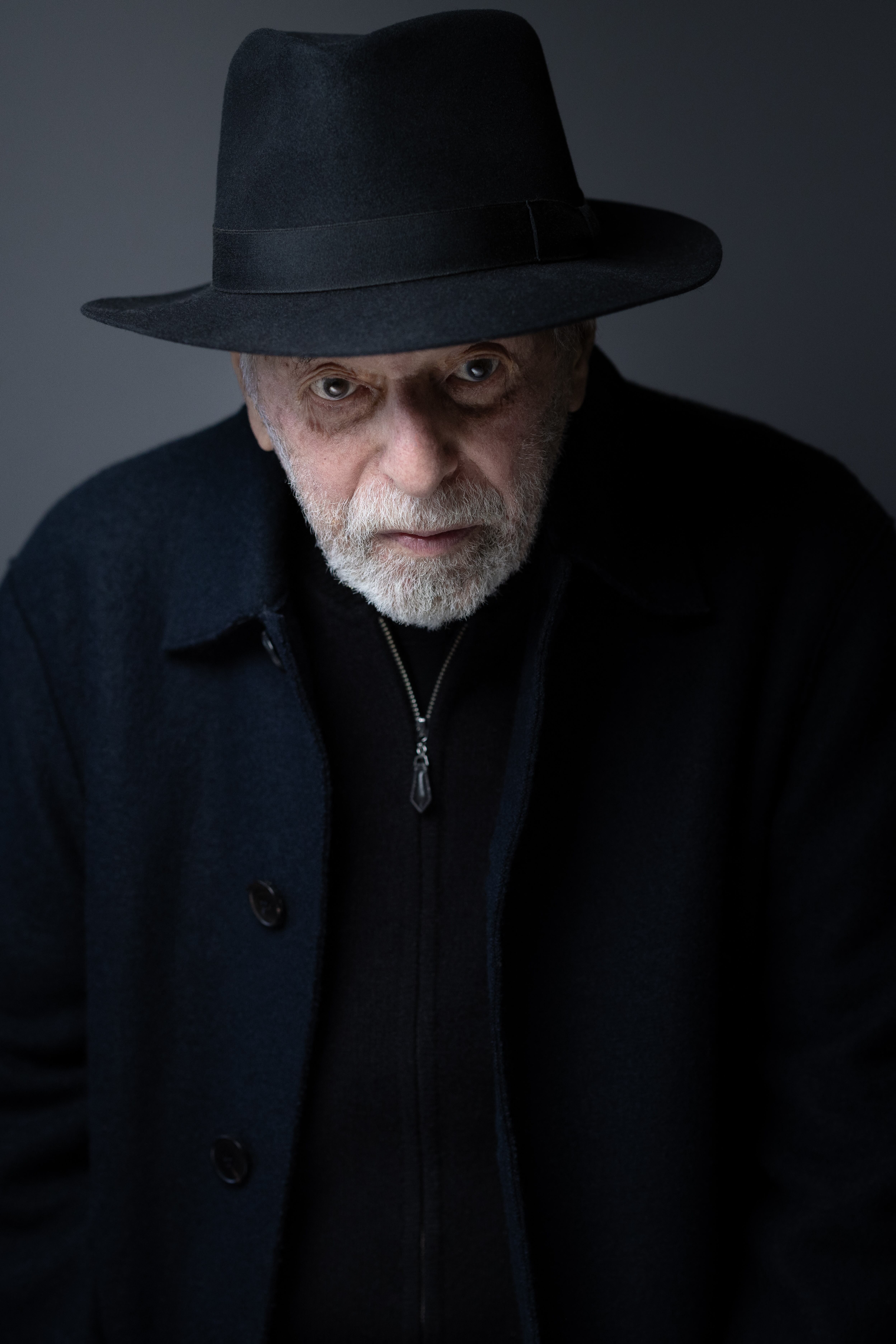 El cineasta, dramaturgo, actor, autor, músico y guionista chileno-francés Alejandro Jodorowsky posa durante una sesión fotográfica en su casa de París el 16 de febrero de 2026. Foto: Joel Saget / AFP.
