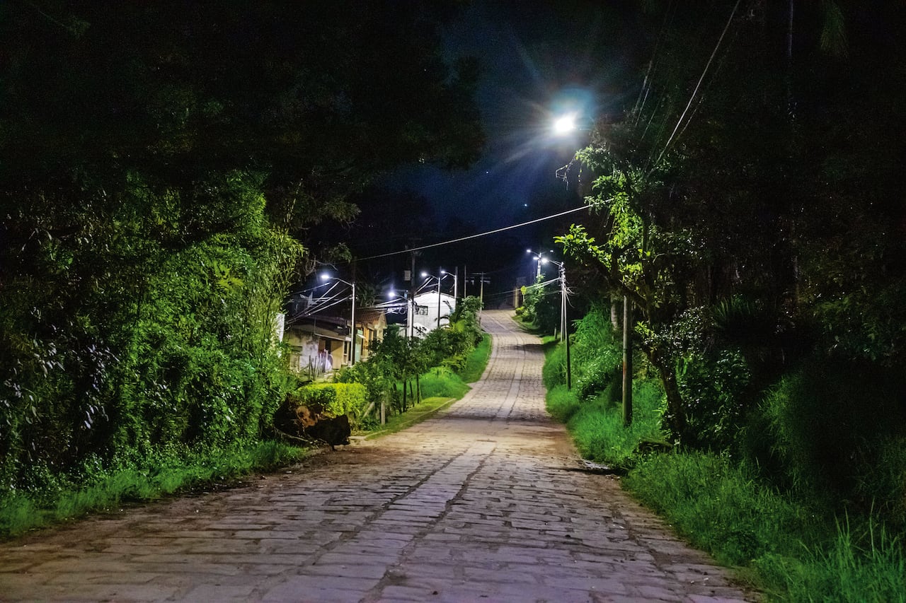 El nuevo alumbrado público de Cachipay ahorra hasta un 50 por ciento de energía.