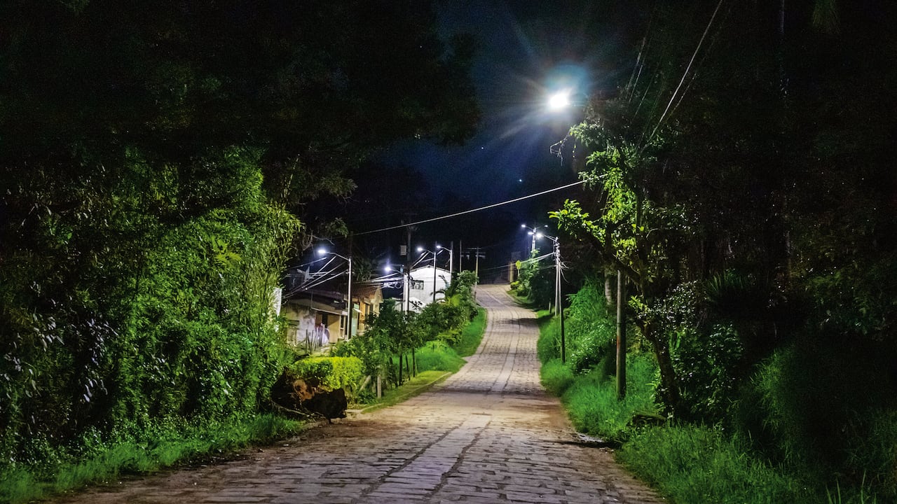 El nuevo alumbrado público de Cachipay ahorra hasta un 50 por ciento de energía.