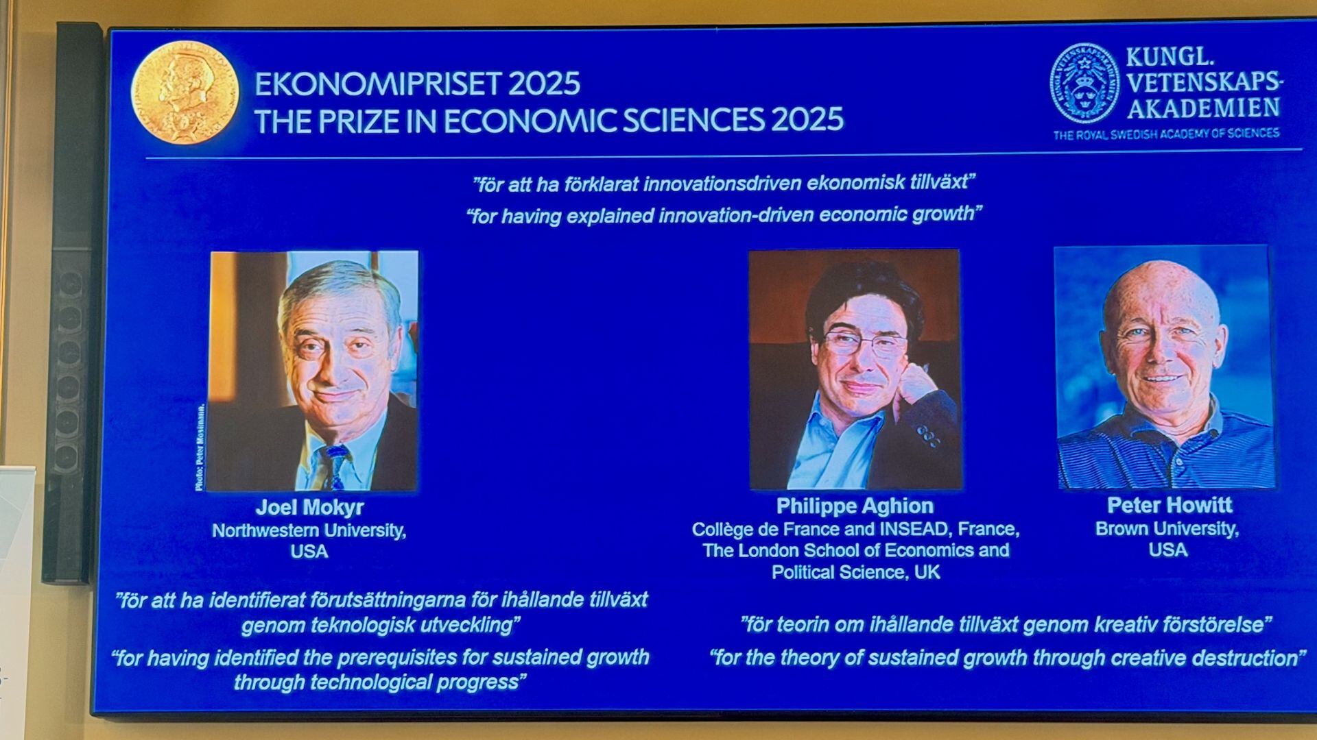 El Premio Nobel de Economía 2025 fue otorgado a tres economistas.