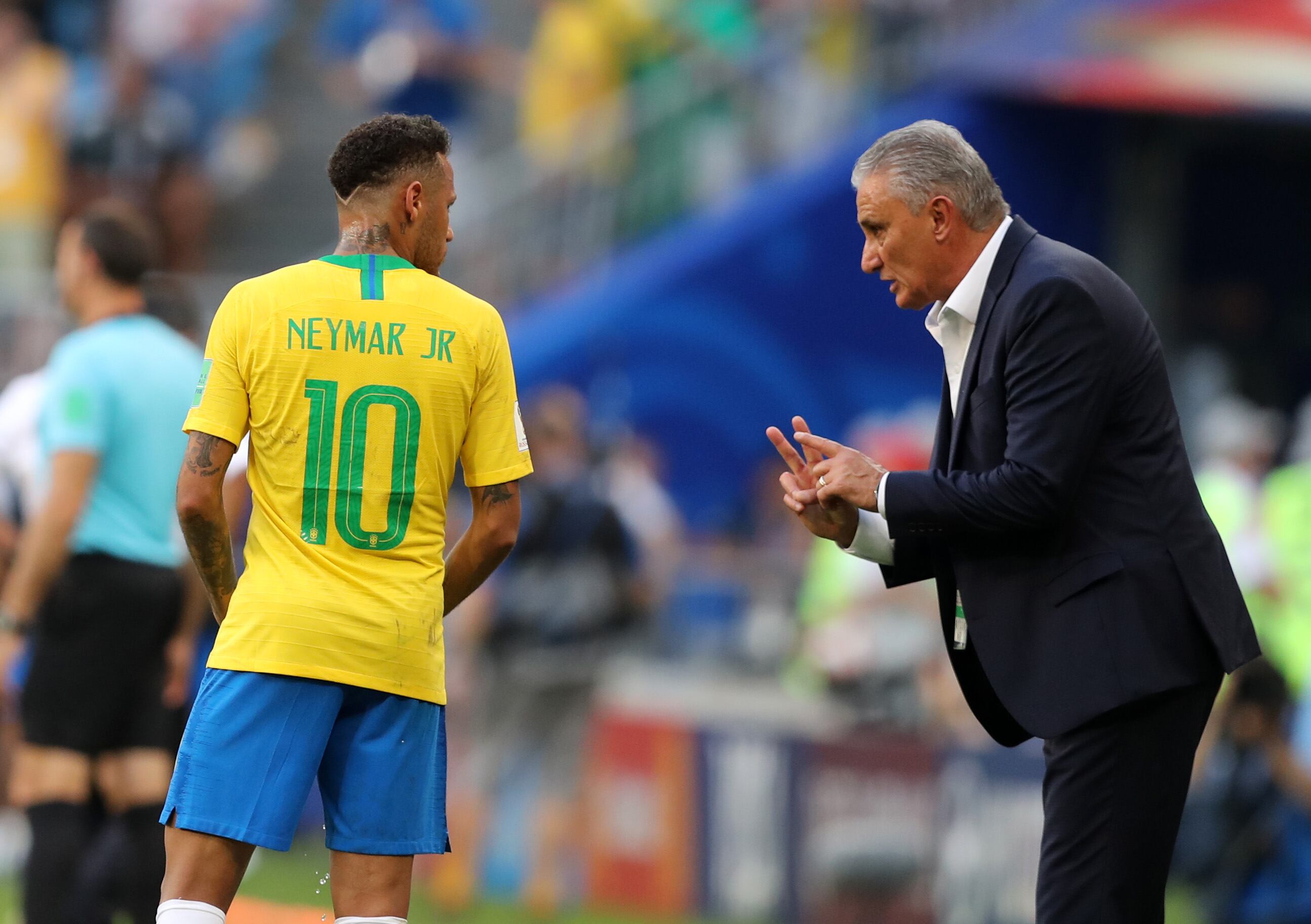 SAMARA, Rusia - 02 de julio: Neymar de Brasil, el entrenador Tite de Brasil durante la Copa Mundial de la FIFA 2018 Rusia partido de octavos de final entre Brasil y México en Samara Arena el 2 de julio de 2018 en Samara, Rusia. (Foto de Stefan Matzke - sampics / Corbis a través de Getty Images)