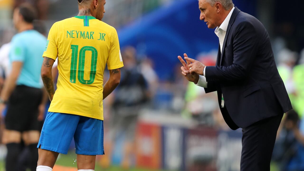 SAMARA, Rusia - 02 de julio: Neymar de Brasil, el entrenador Tite de Brasil durante la Copa Mundial de la FIFA 2018 Rusia partido de octavos de final entre Brasil y México en Samara Arena el 2 de julio de 2018 en Samara, Rusia. (Foto de Stefan Matzke - sampics / Corbis a través de Getty Images)