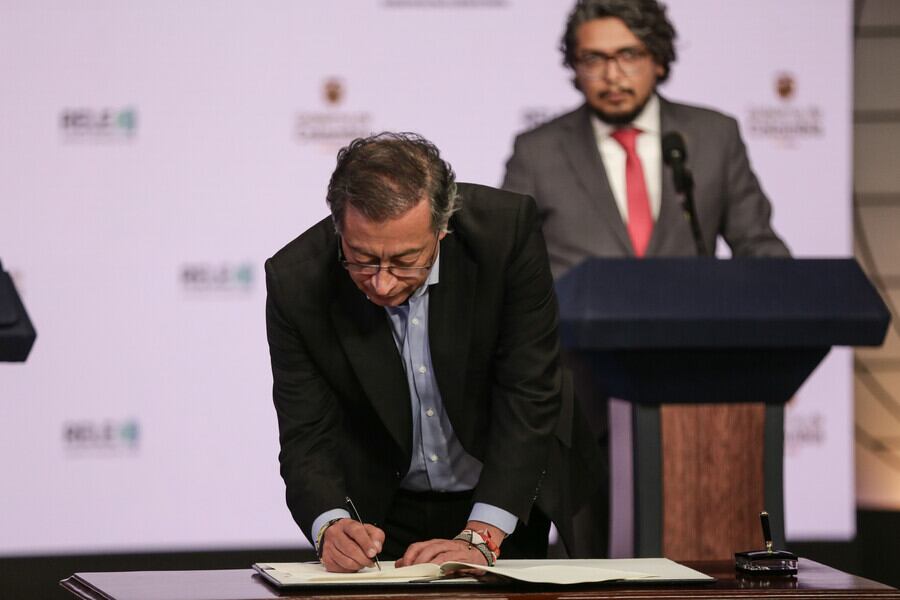 Presidente Gustavo Petro firmando la directiva de los deberes de funcionarios públicos, en el ejercicio de la libertad de expresión y el respeto a la libertad de prensa.
