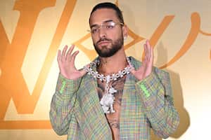 El cantante colombiano Maluma posa para una sesión fotográfica en el desfile Primavera-Verano 2024 de Louis Vuitton Menswear como parte de la Semana de la Moda de París, en el centro de París, el 20 de junio de 2023.