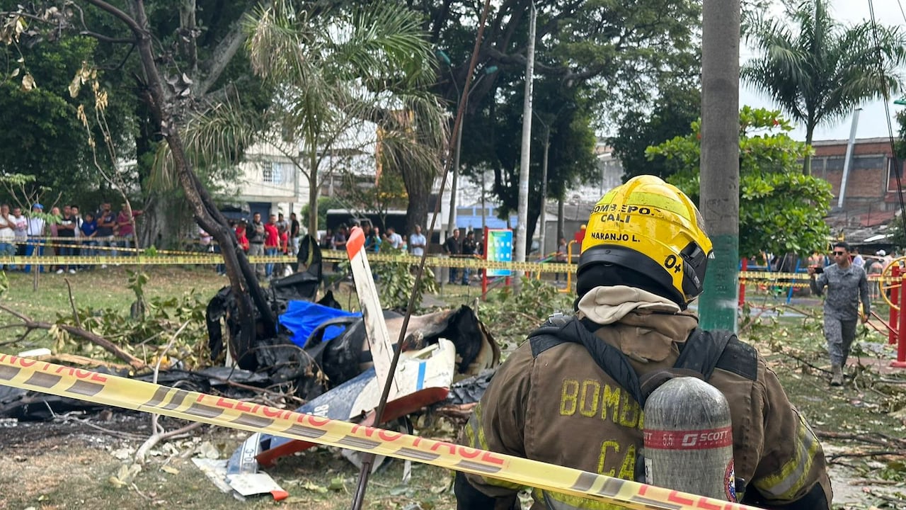 Apagan incendio en Cali tras caída de avioneta