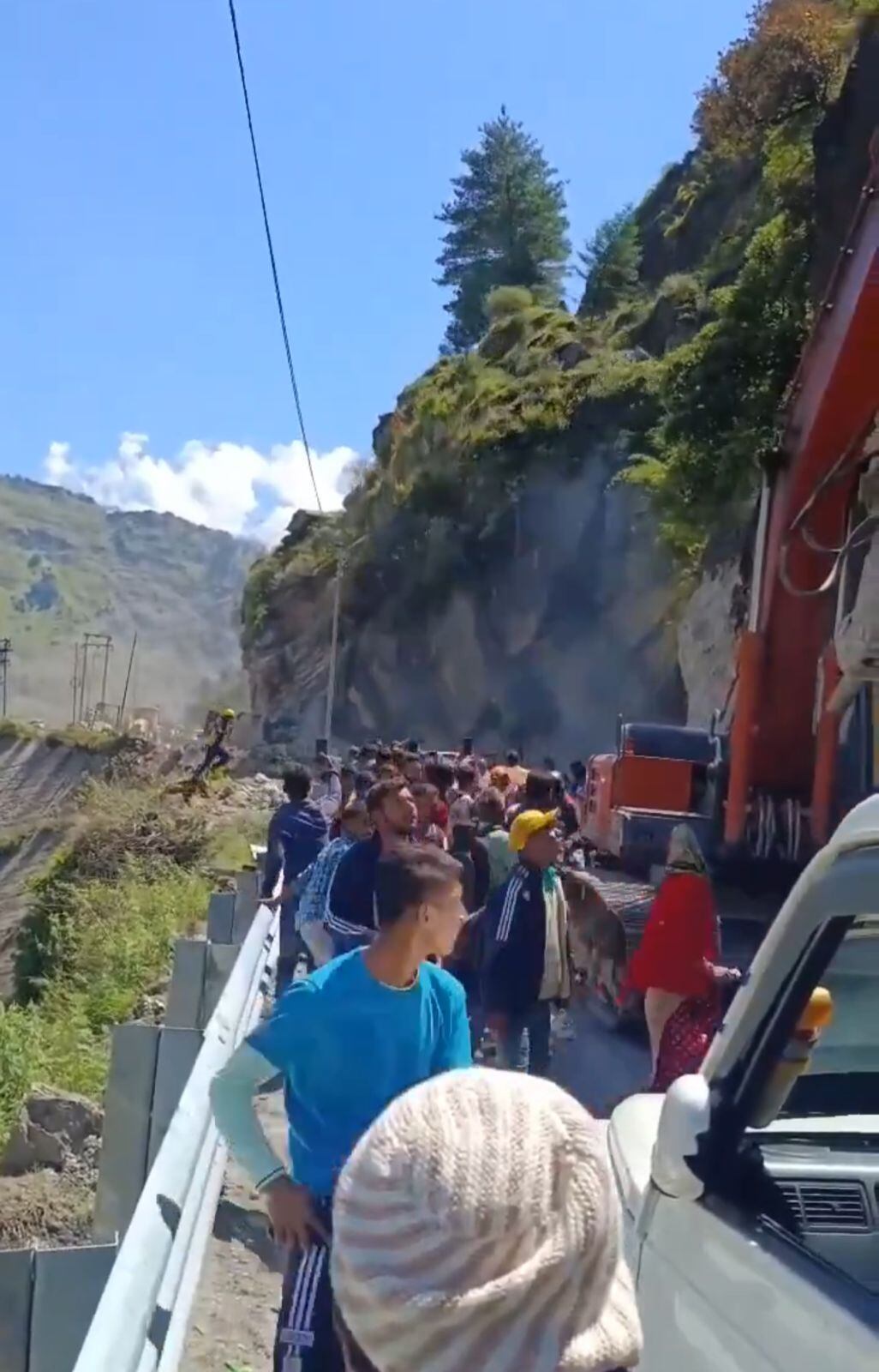 La tierra arrazó con algunos vehículos que estaban en la carretera