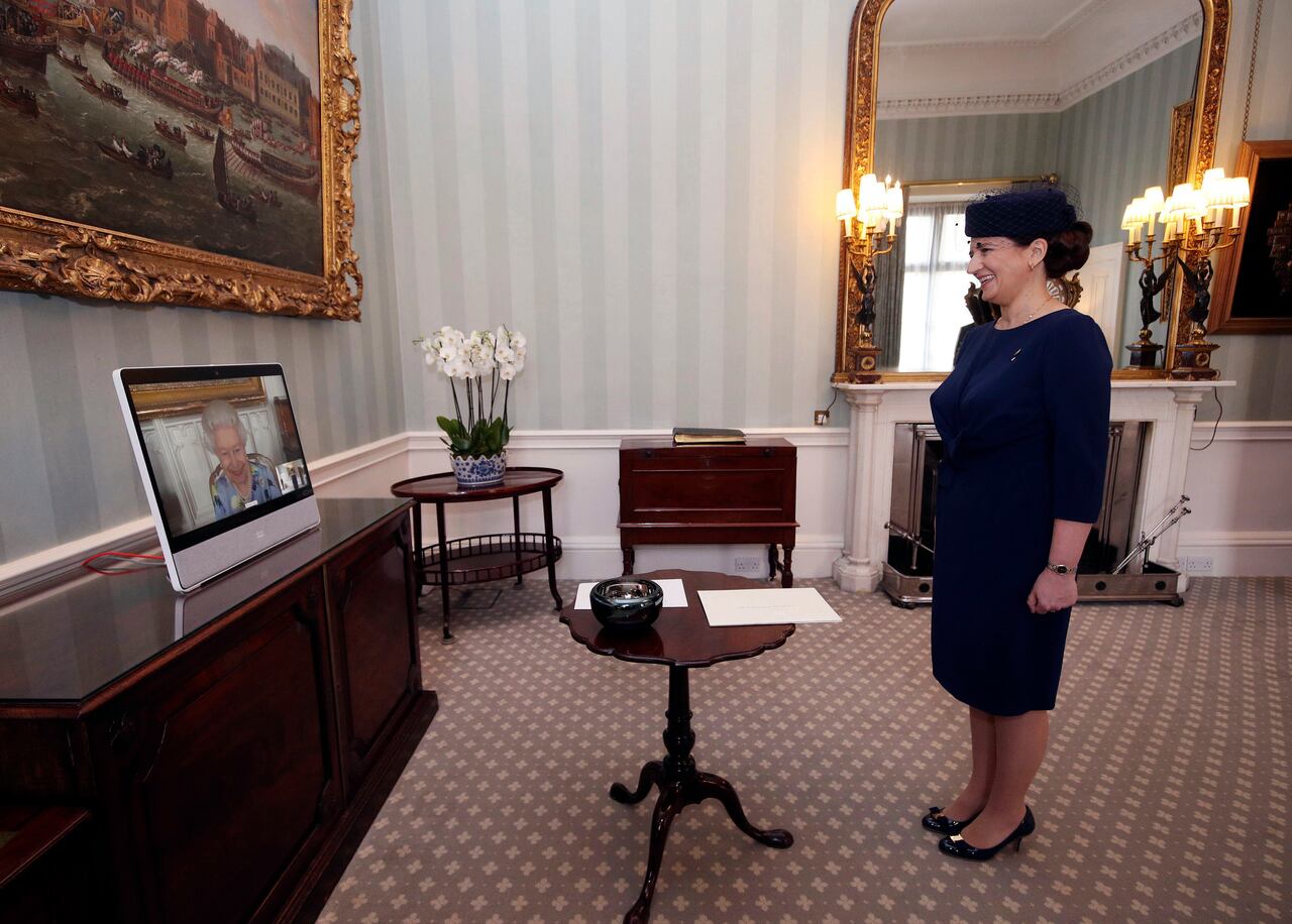 Ivita Burmistre, embajadora de Lituania, se comunicó en línea con la reina desde el palació de Buckingham .
