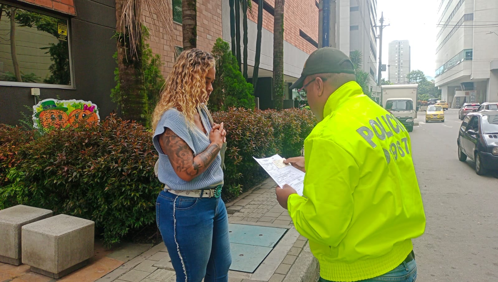 Policía lee derechos de capturado a Misael Cadavid.