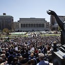 Profesores de la Universidad de Columbia hablan en solidaridad con el derecho de los estudiantes a protestar sin ser arrestados, en el campus de Nueva York, el 22 de abril de 2024. (AP Foto/Stefan Jeremiah)