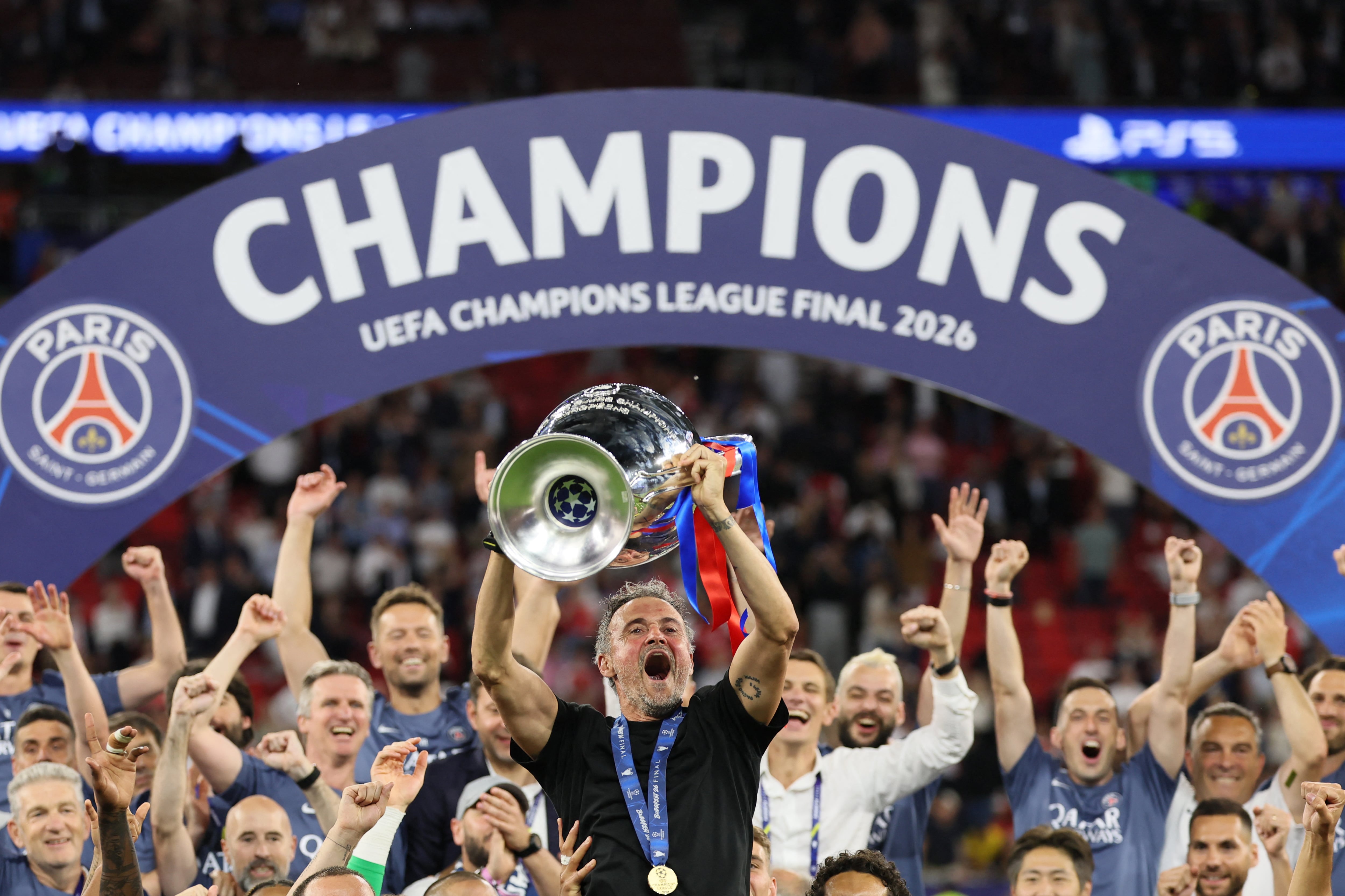 El técnico español del Paris Saint-Germain, Luis Enrique, levanta el trofeo tras la victoria en la final de la Liga de Campeones de la UEFA entre el Paris Saint-Germain (PSG) y el Arsenal FC en el Puskás Arena de Budapest el 30 de mayo de 2026. (Foto de Odd ANDERSEN / AFP)