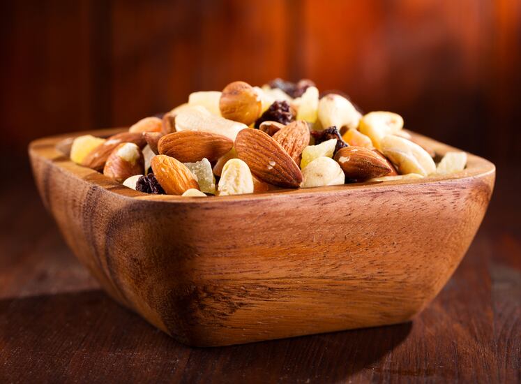 Aunque se les incluya bajo la misma denominación, los frutos secos tienen características diferentes, aunque sus valores nutricionales son muy similares. De hecho, son ricos en fibra, por lo que previenen del estreñimiento y de ciertas enfermedades intestinales. Por sus beneficios en la salud, resulta recomendable incluirlos en la dieta, pero en cantidades pequeñas pues, en promedio, 100 gramos de estos aportan 500 calorías. 
