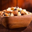 FRUTOS SECOS. Aunque se les incluya bajo la misma denominación, los frutos secos tienen características diferentes, aunque sus valores nutricionales son muy similares. De hecho, son ricos en fibra, por lo que previenen del estreñimiento y de ciertas enfermedades intestinales. Por sus beneficios en la salud, resulta recomendable incluirlos en la dieta, pero en cantidades pequeñas pues, en promedio, 100 gramos de estos aportan 500 calorías.