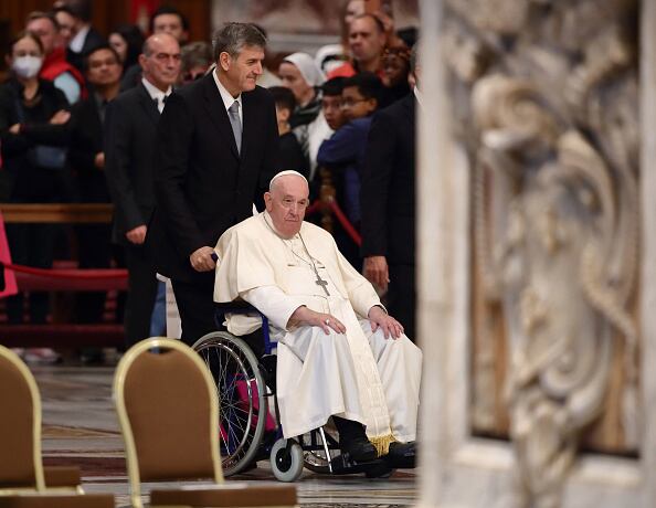El Papa Francisco llega en silla de ruedas a la iglesia para celebrar la Santa Misa con motivo de la VI Jornada Mundial de los Pobres. Ciudad (Vaticano) 13 de noviembre de 2022 (Foto de Grzegorz Galazka/Archivio Grzegorz Galazka/Mondadori Portfolio via Getty Images)